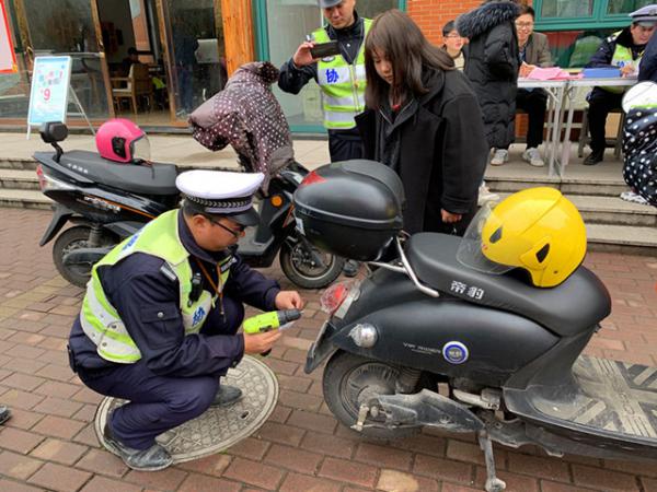 0228交警進(jìn)校園   服務(wù)暖人心—顧君1_副本.jpg
