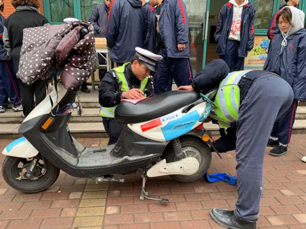 02281交警進(jìn)校園   服務(wù)暖人心—顧君3_副本.jpg