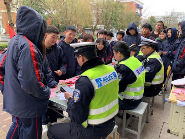 02282交警進(jìn)校園   服務(wù)暖人心—顧君4_副本.jpg
