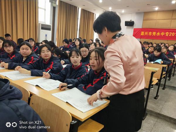 03282名師實(shí)效互動(dòng)培訓(xùn) 助力幼師專(zhuān)業(yè)成長(zhǎng)——秀水中專(zhuān)學(xué)前教育“名師有約”講座-莊梅珍2_副本.jpg