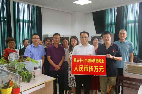 嘉興市副市長邢海華一行慰問秀水學(xué)院全體教師5.JPG