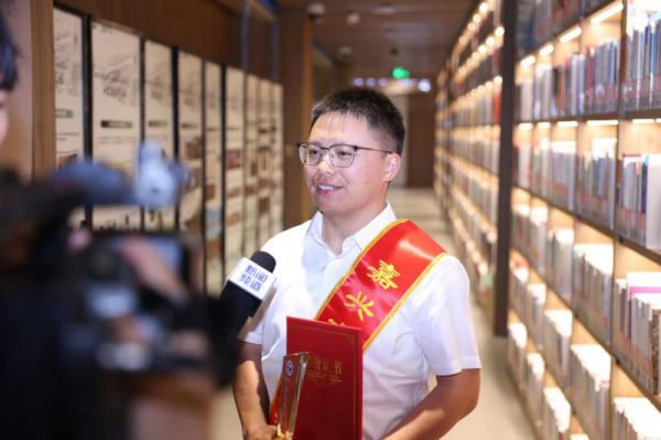 護(hù)航青春，百“毒”不侵——走近嘉興市第三屆“最美禁毒人”楊國(guó)鋒老師_副本.jpg