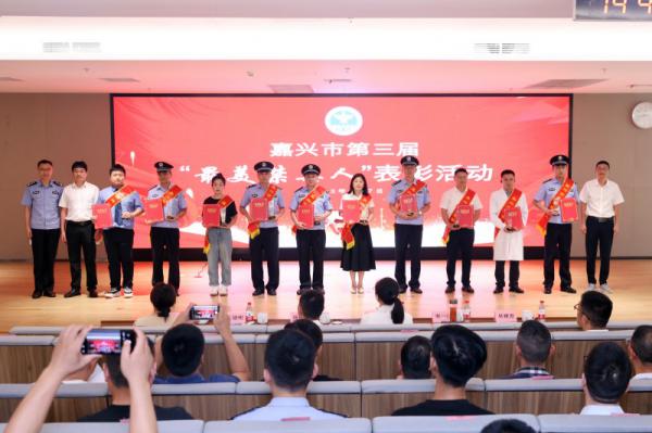 護(hù)航青春，百“毒”不侵——走近嘉興市第三屆“最美禁毒人”楊國(guó)鋒老師_副本4.jpg
